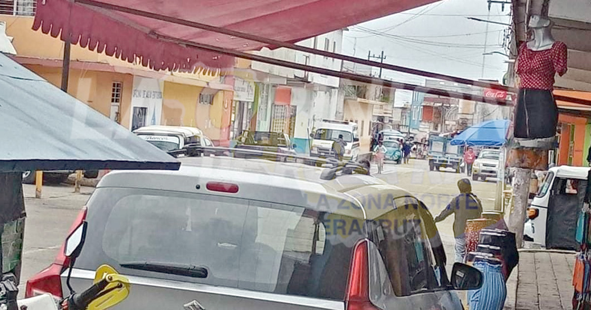 Sin control comerciantes invaden espacios públicos