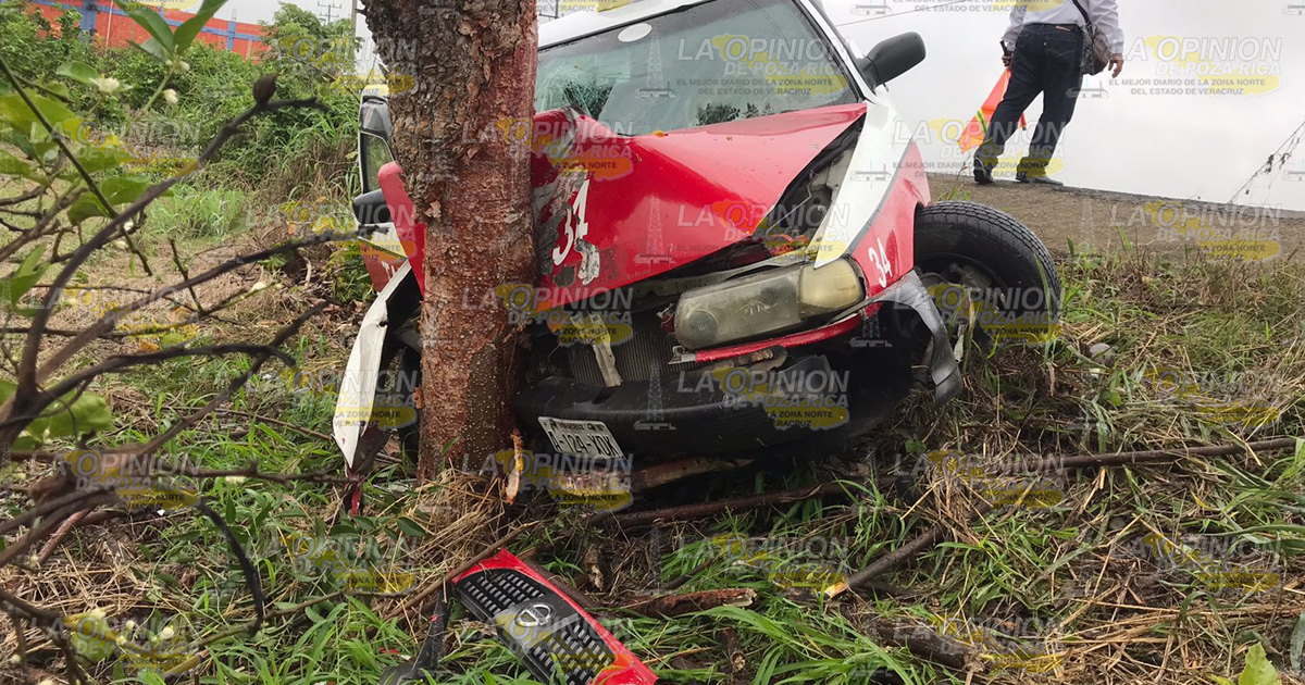 Taxis se estampa contra un árbol; dos mujeres heridas