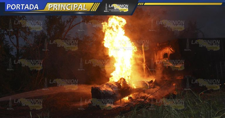 Trailero calcinado en Totomoxtle