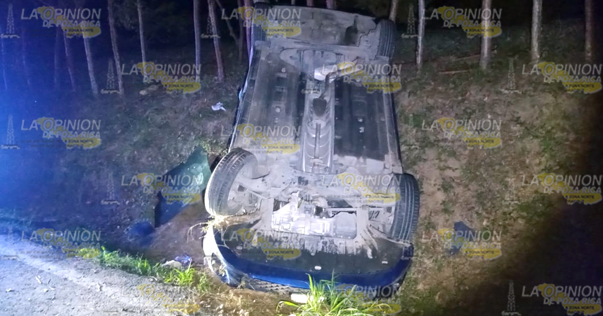 Tras volcar su auto, el chofer huyó