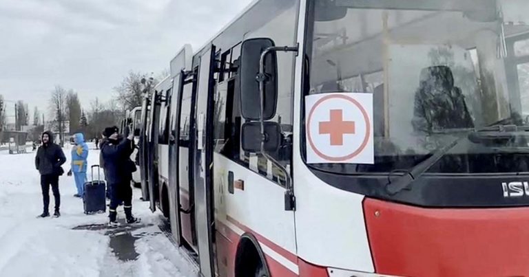 Ucrania abre seis corredores humanitarios tras acordar un alto al fuego con Rusia