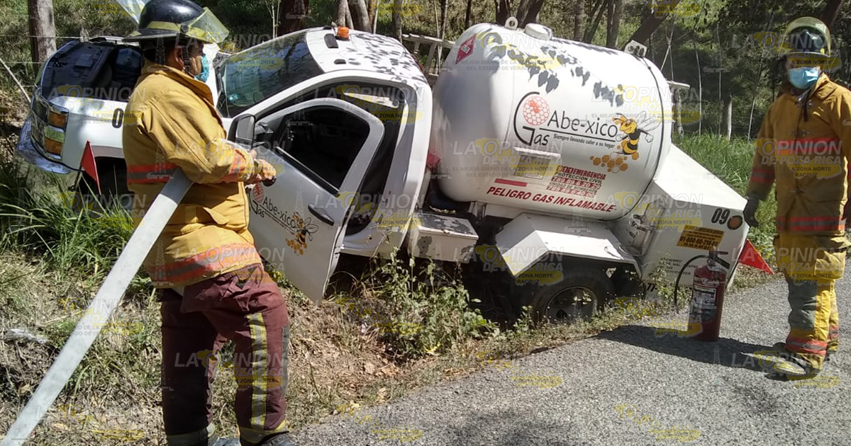 Camioneta de gas, a punto de volcar