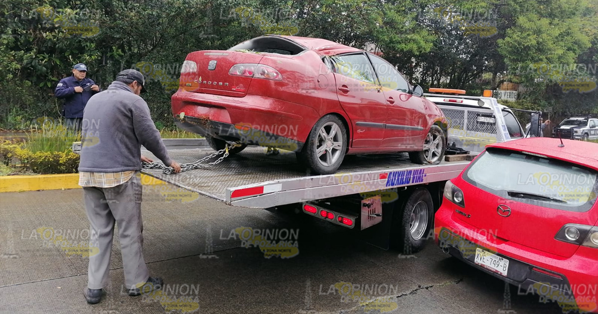 Vehículo vuelca y cae en barranco en el Boulevard Bicentenario
