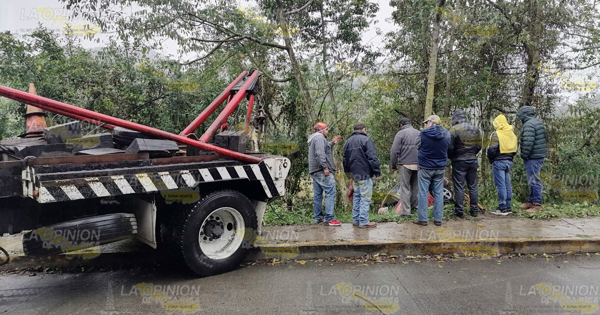 Vehículo vuelca y cae en barranco en el Boulevard Bicentenario
