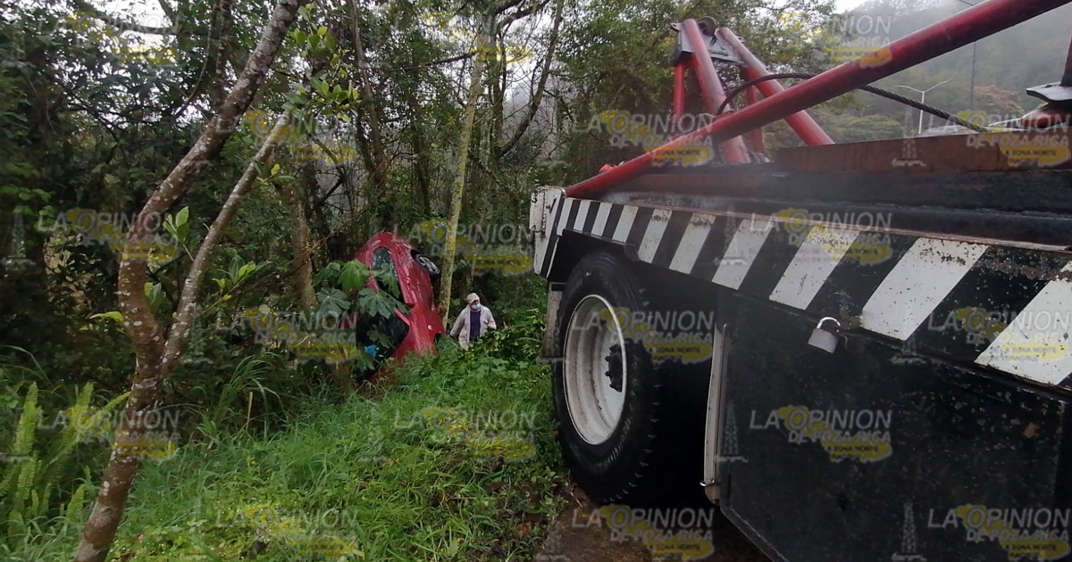 Vehículo vuelca y cae en barranco en el Boulevard Bicentenario