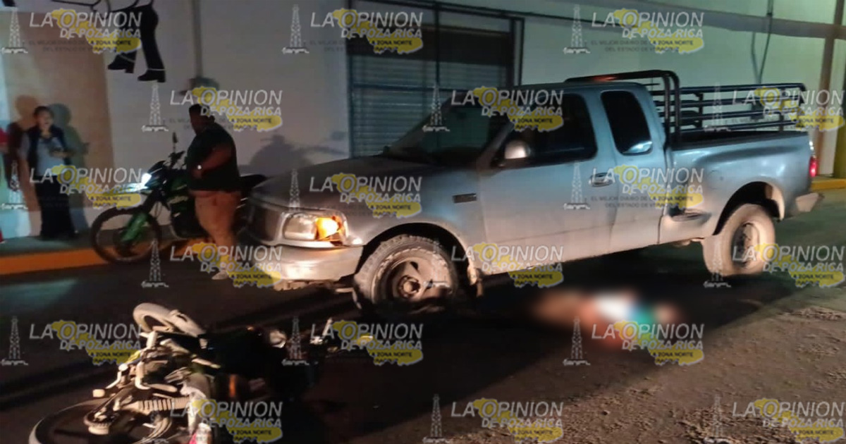 Veloz motociclista choca y termina debajo de camioneta