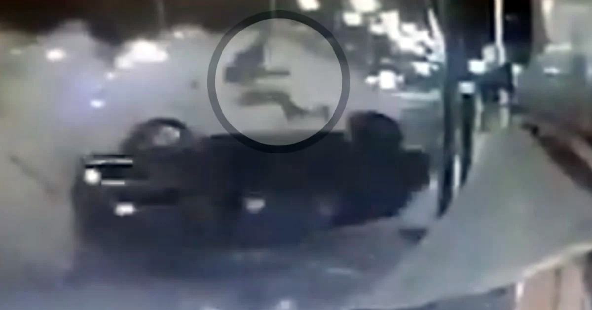 Video del momento en que joven sale disparado tras volcar camioneta en Michoacán