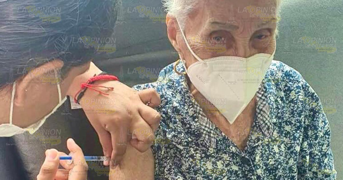 Abuelita de 99 años recibe cuarta dosis anti-COVID