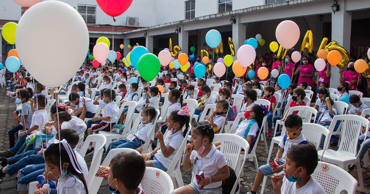 Alumnos del 17 CAIC'S-DIF festejan el Día del Niño Alumnos del 17 CAIC'S-DIF festejan el Día del Niño 3