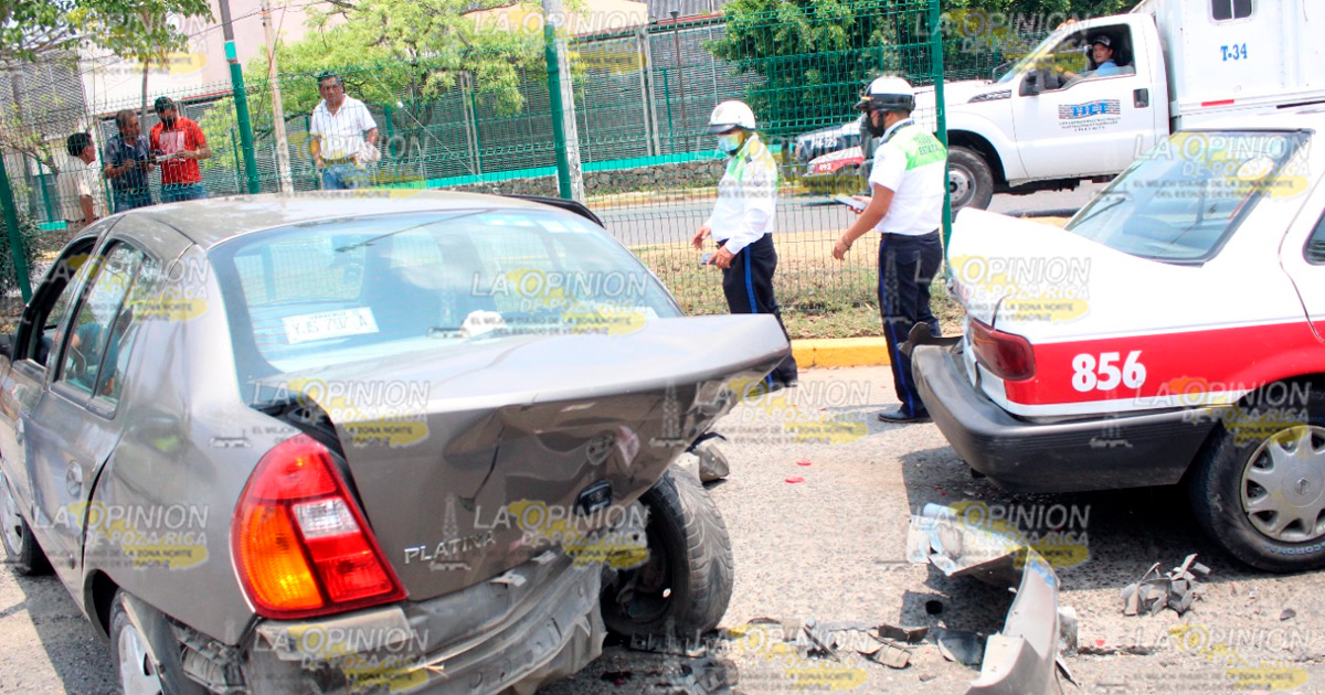 Aparatosa carambola de cuatro autos frente al Seguro Social