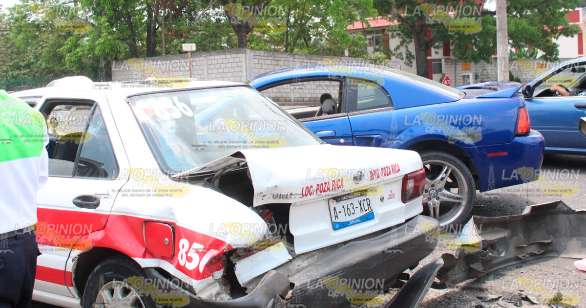 Aparatosa carambola de cuatro autos frente al Seguro Social