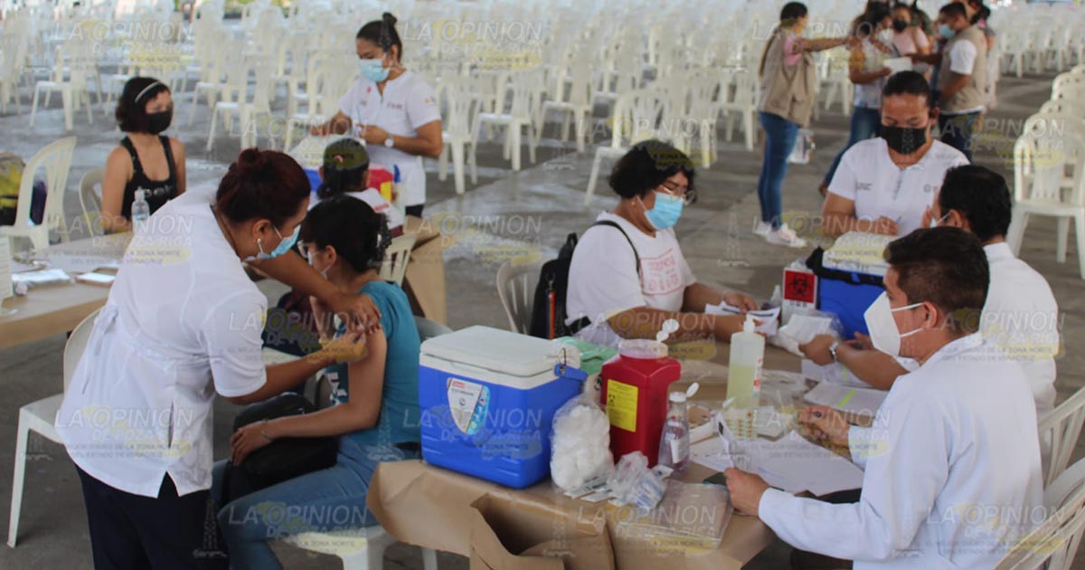 Aplican dosis de refuerzo anti-COVID a población de 18+ en Poza Rica Aplican dosis de refuerzo anti-COVID a población de 18+ en Poza Rica 2