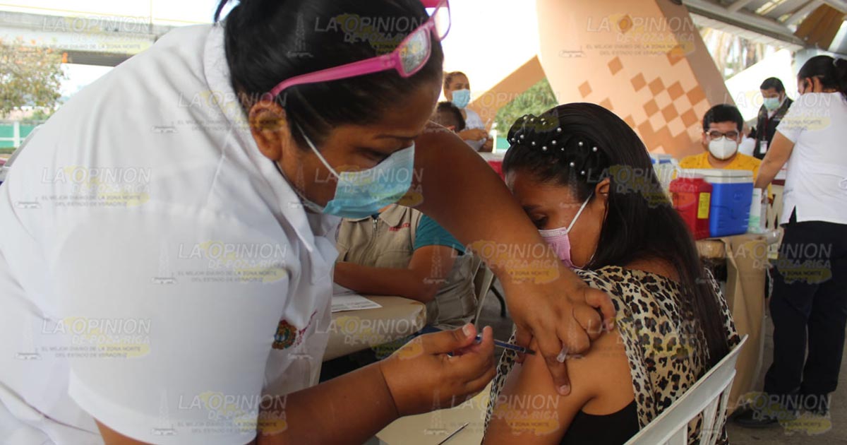 Aplican dosis de refuerzo anti-COVID a población de 18+ en Poza Rica Aplican dosis de refuerzo anti-COVID a población de 18+ en Poza Rica 3