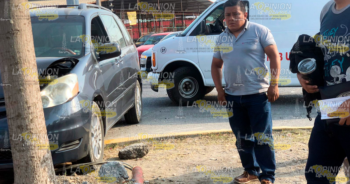 Atravesó la carretera y choca frente a Tianguis