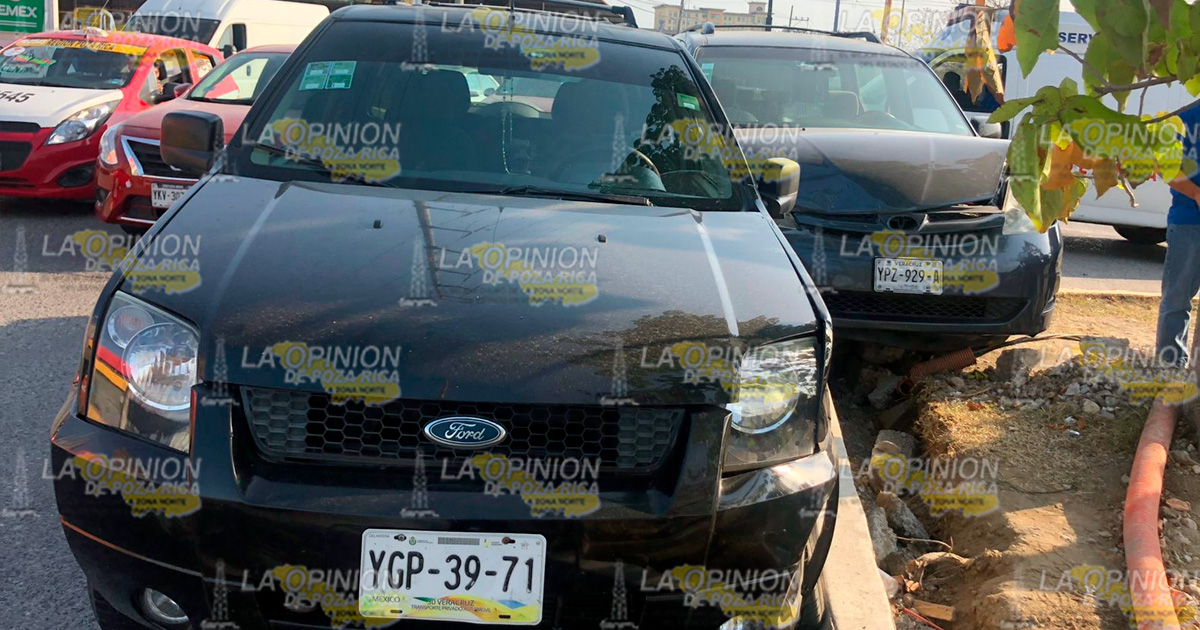 Atravesó la carretera y choca frente a Tianguis