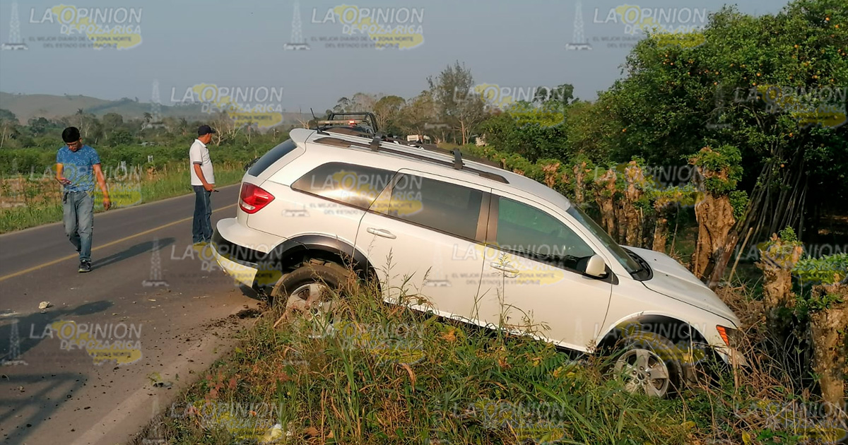 Camioneta a punto de volcar en Poblado, Espinal | Video