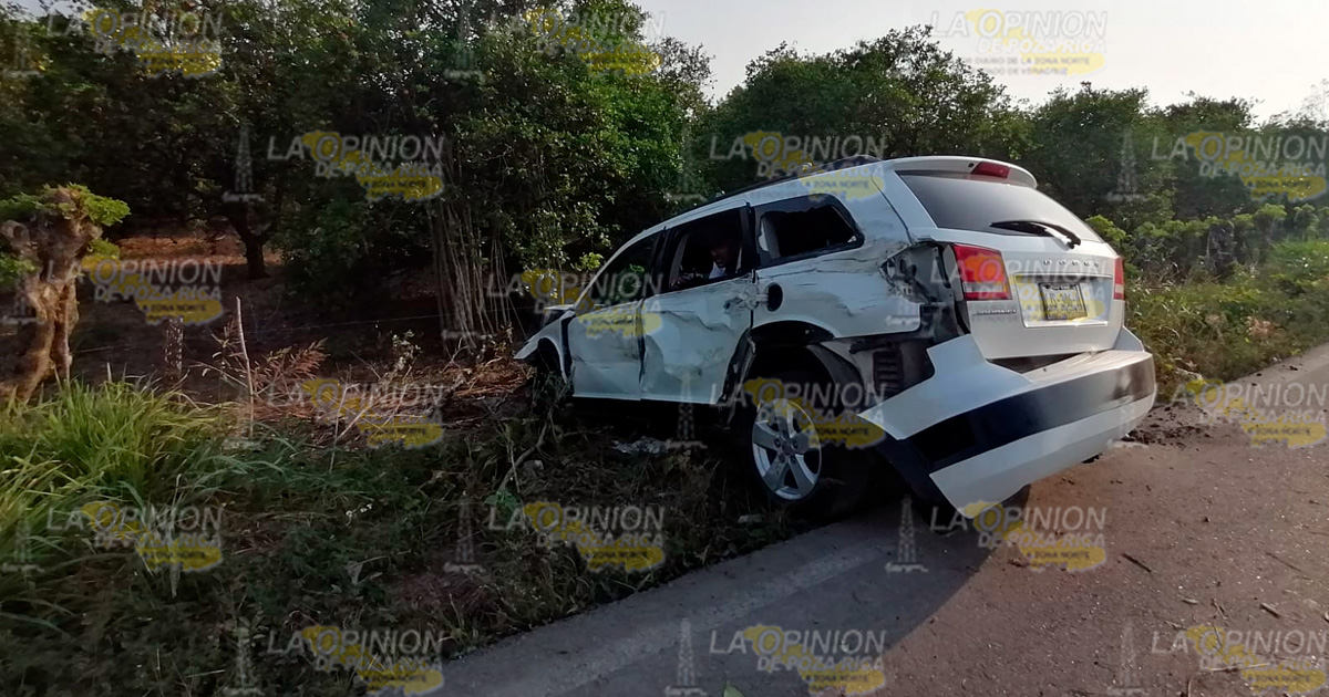 Camioneta a punto de volcar en Poblado, Espinal | Video