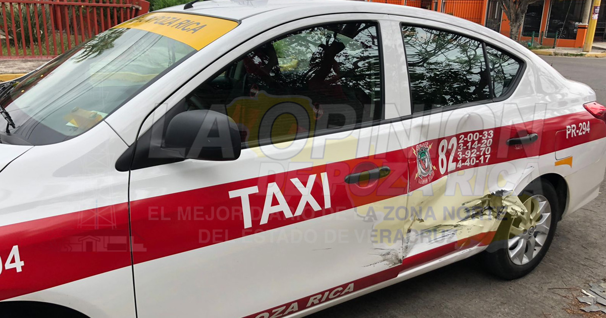 Camioneta embiste taxi en la colonia 27 de Septiembre, en Poza Rica