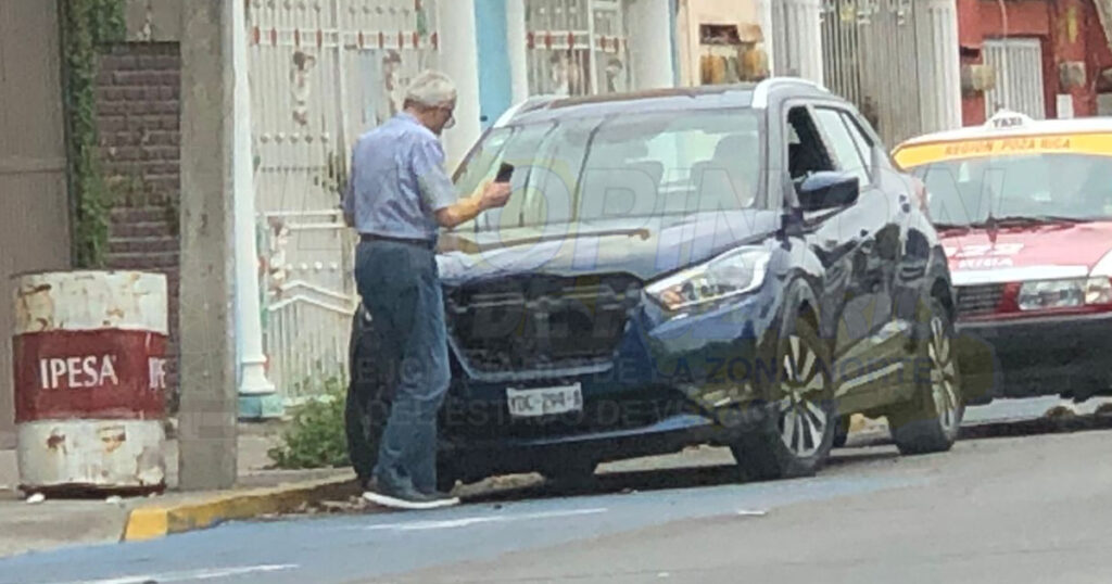 Camioneta embiste taxi en la colonia 27 de Septiembre, en Poza Rica