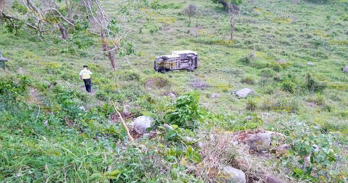 Camioneta termina en el barranco