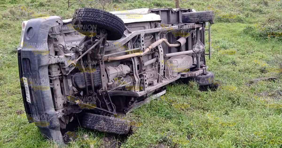 Camioneta termina en el barranco