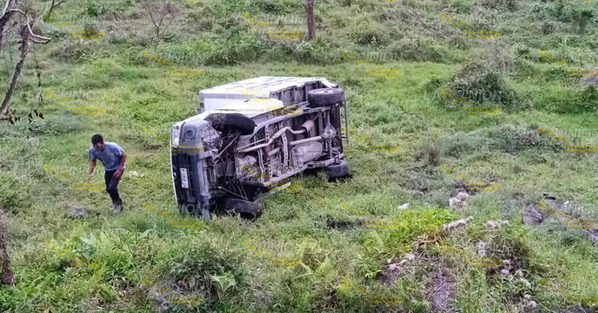 Camioneta termina en el barranco