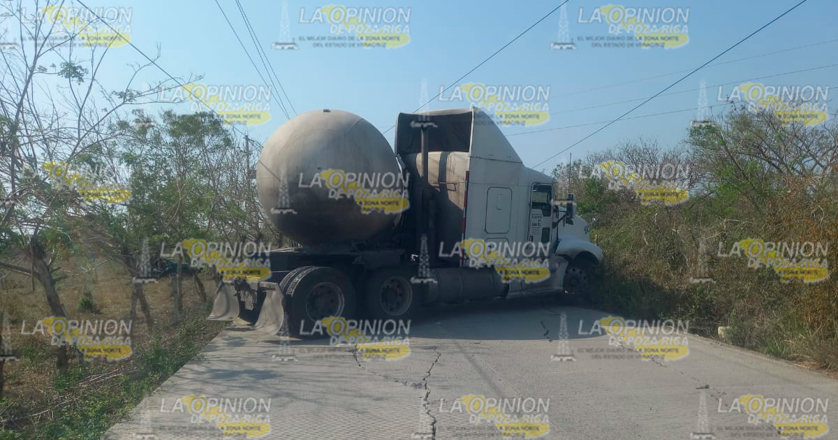 Chocan pipas en la carretera Tuxpan-Cazones | Video