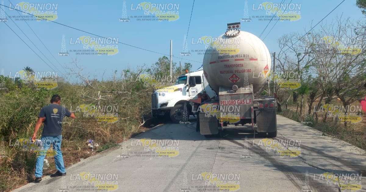 Chocan pipas en la carretera Tuxpan-Cazones | Video