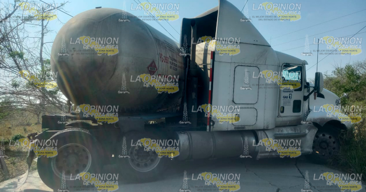 Chocan pipas en la carretera Tuxpan-Cazones | Video