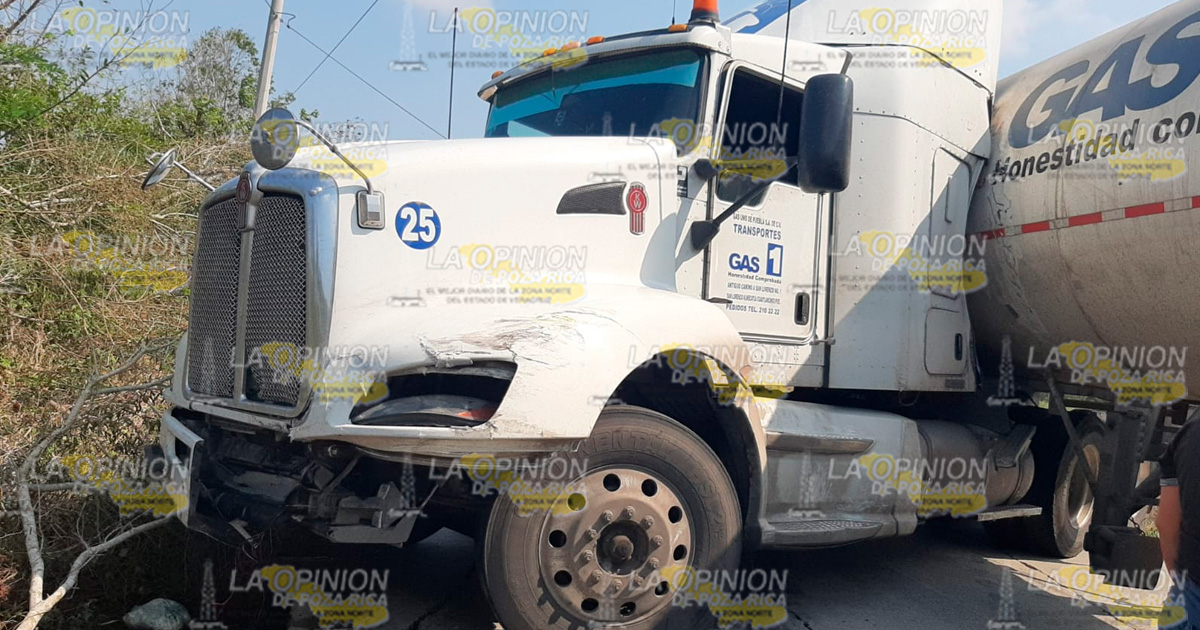 Chocan pipas en la carretera Tuxpan-Cazones | Video