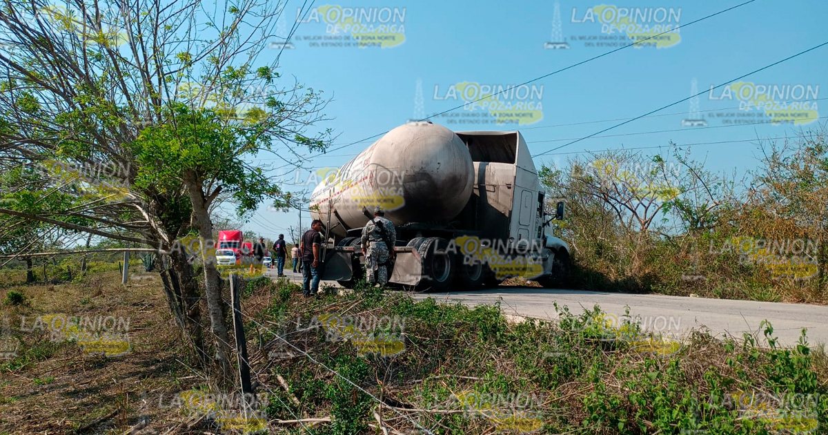 Chocan pipas en la carretera Tuxpan-Cazones | Video