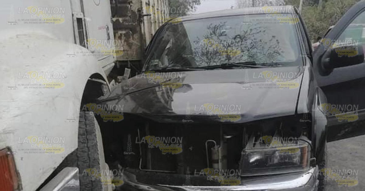 Choque entre una camioneta y un camión de volteo Choque entre una camioneta y un camión de volteo 2