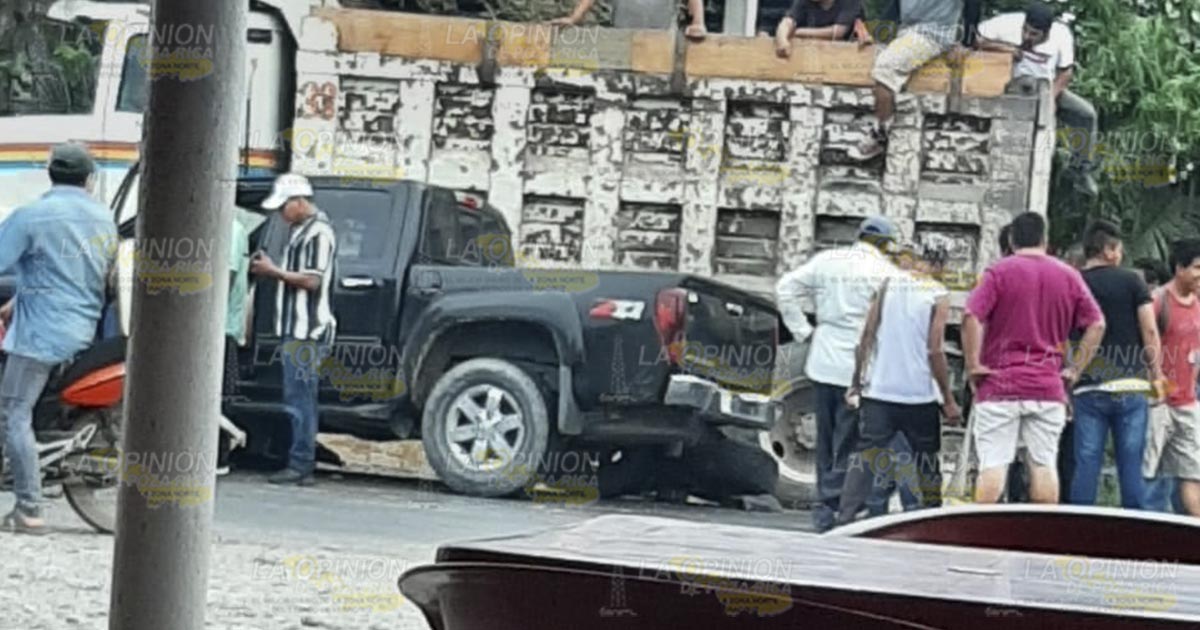 Choque entre una camioneta y un camión de volteo Choque entre una camioneta y un camión de volteo 3