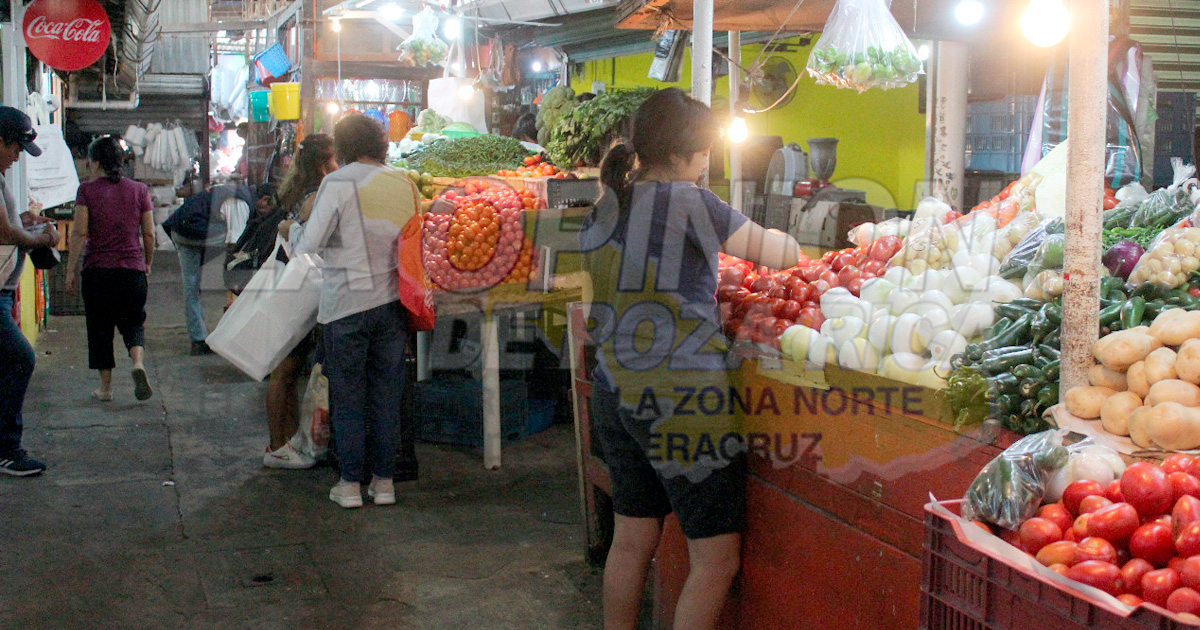 Comerciantes del mercado Poza Rica esperan repunte en Semana Santa