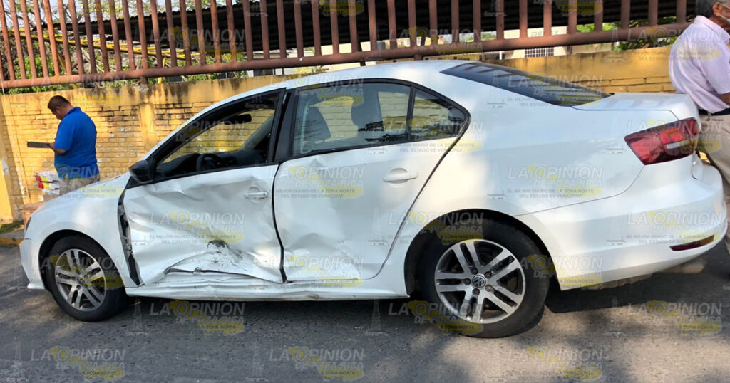 (VIDEO) Jetta desbarata taxi frente al IMSS