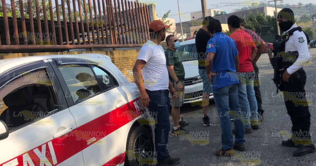 (VIDEO) Jetta desbarata taxi frente al IMSS