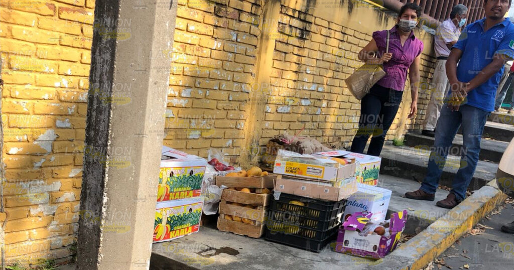 (VIDEO) Jetta desbarata taxi frente al IMSS