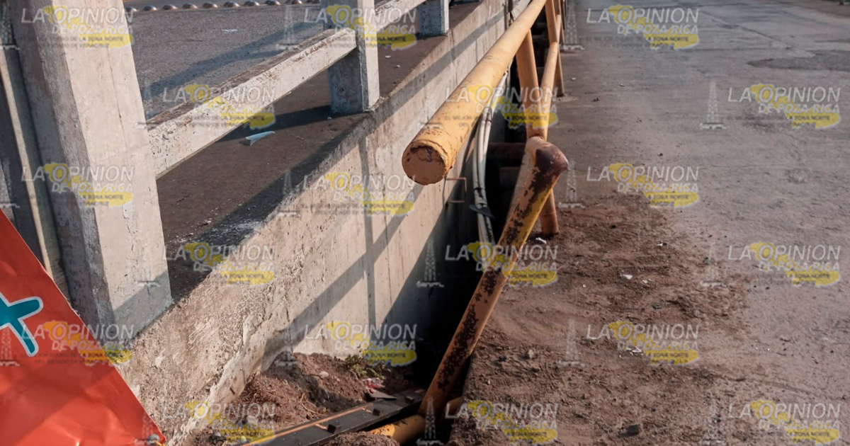 Destroza automóvil al chocar con un puente