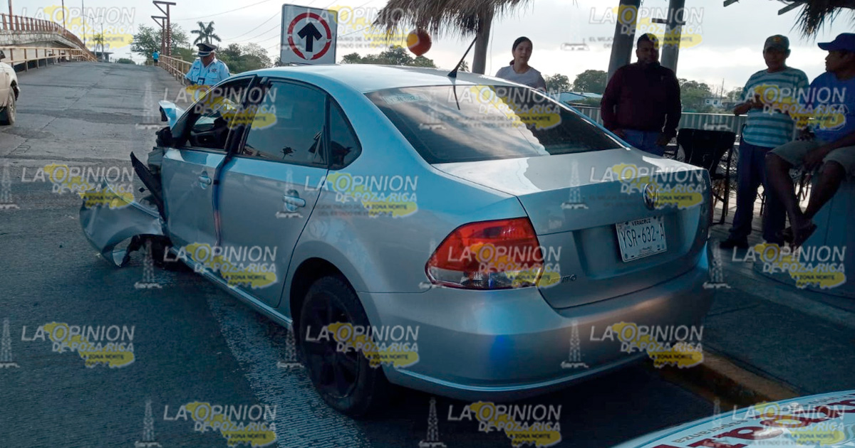 Destroza automóvil al chocar con un puente