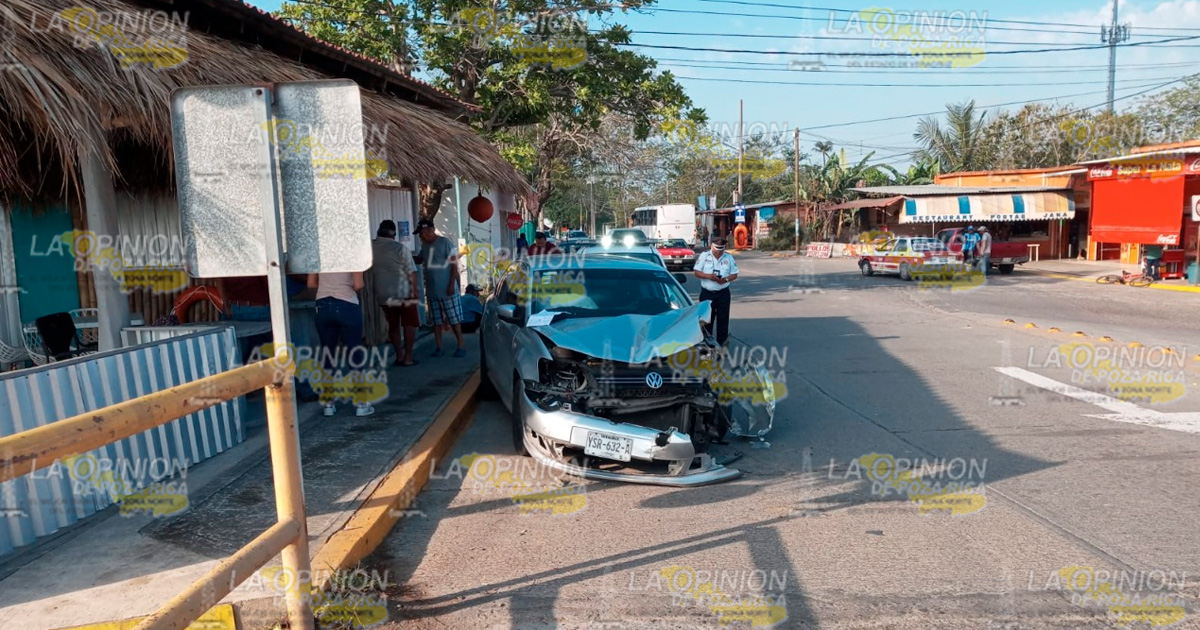 Destroza automóvil al chocar con un puente