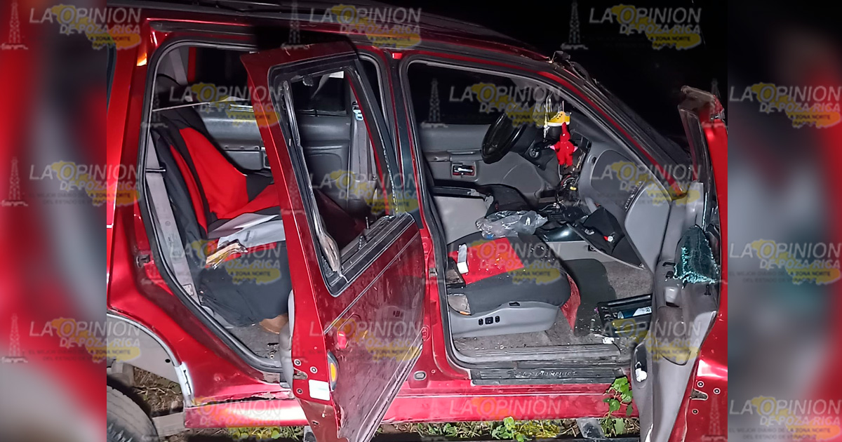 Destrozan camioneta en volcadura | Video