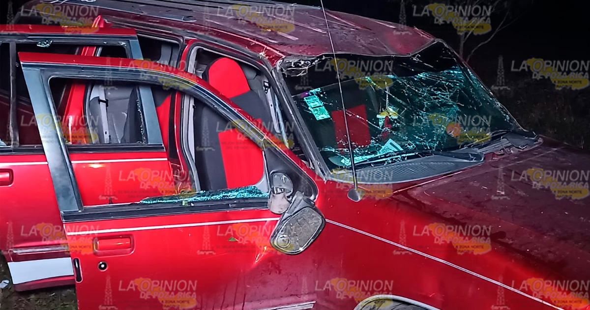 Destrozan camioneta en volcadura | Video