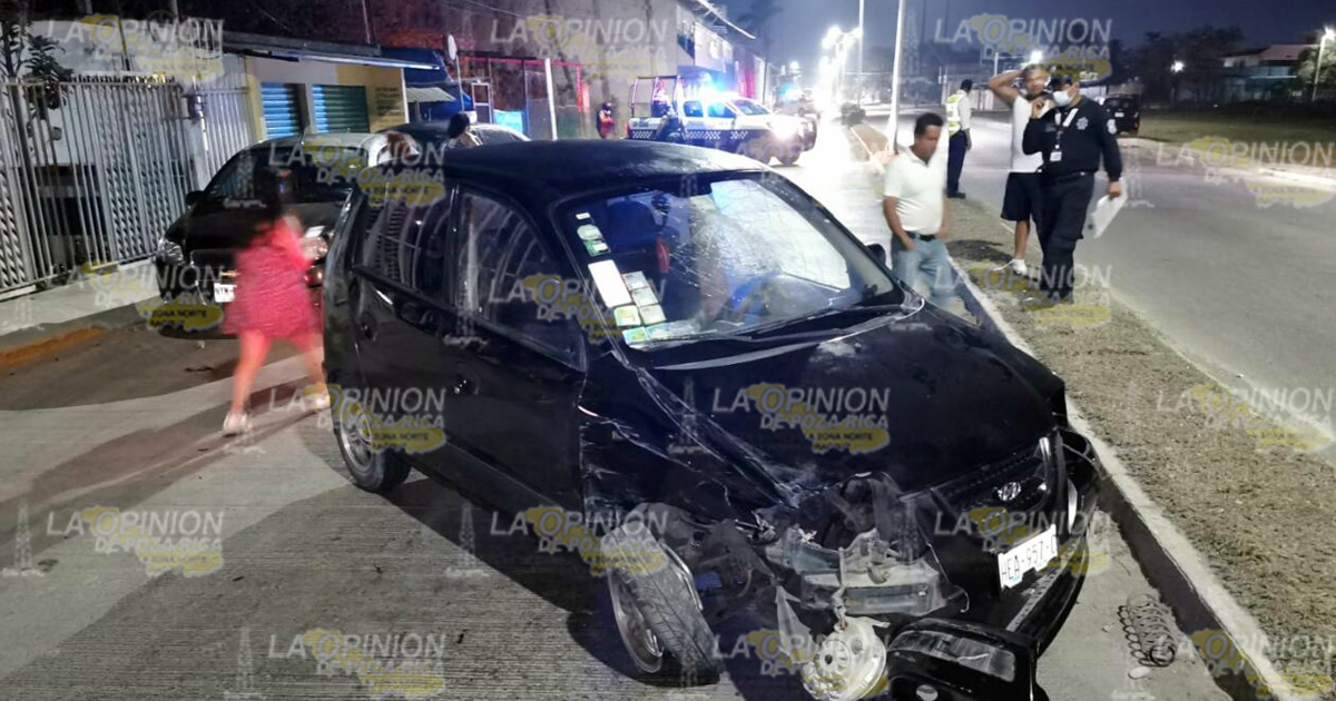 Ebrio destroza tres autos