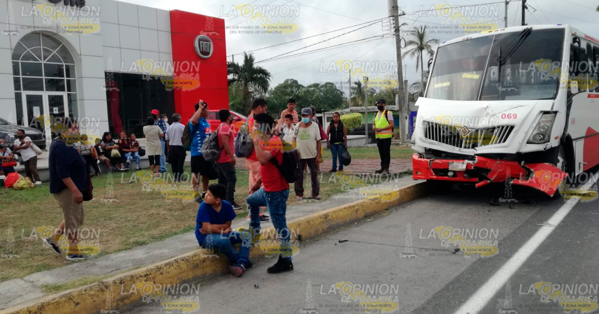 Encontronazo deja 6 personas heridas