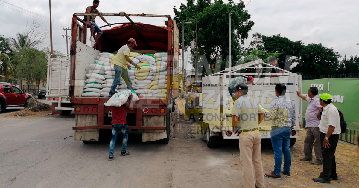 Entrega más de 40 toneladas de abono a productores de Espinal