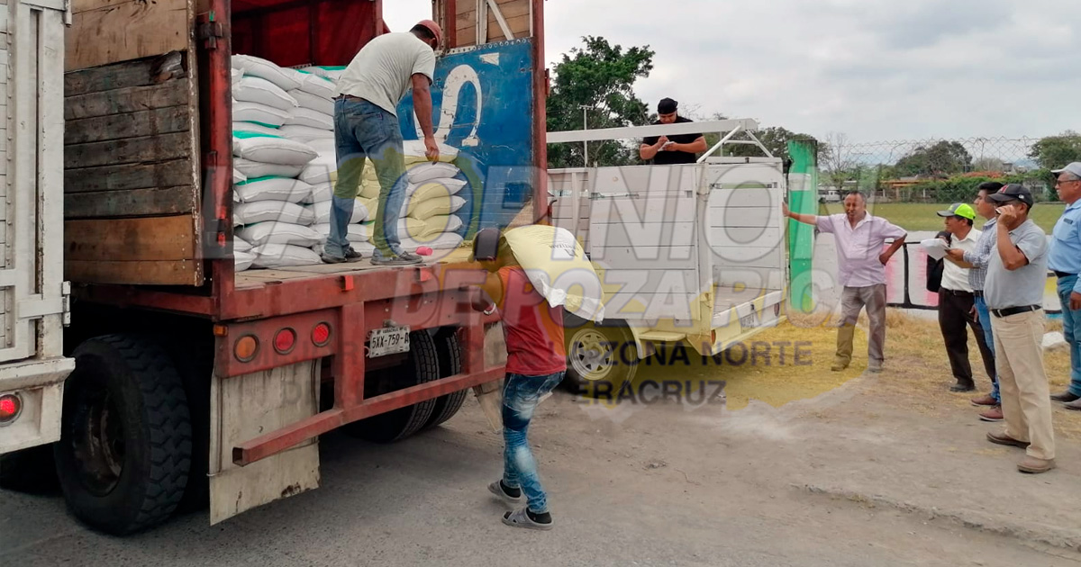 Entrega más de 40 toneladas de abono a productores de Espinal