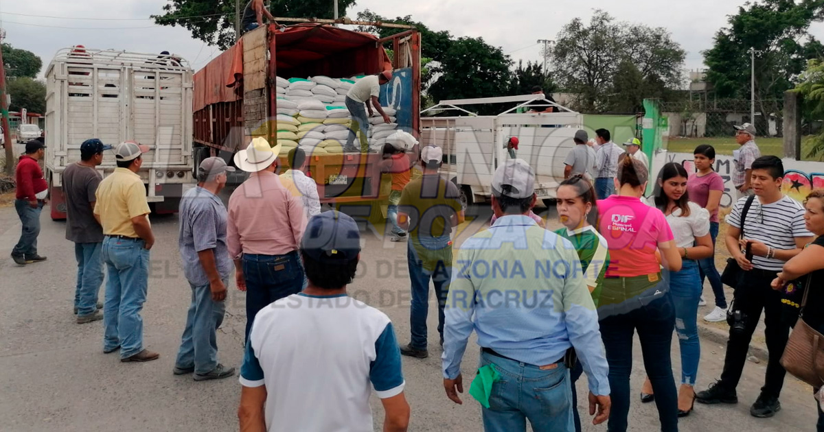 Entrega más de 40 toneladas de abono a productores de Espinal
