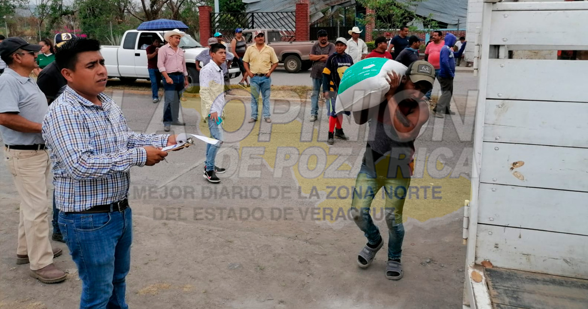 Entrega más de 40 toneladas de abono a productores de Espinal