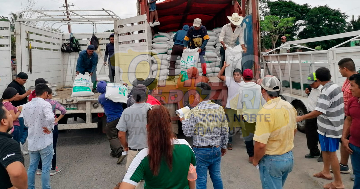 Entrega más de 40 toneladas de abono a productores de Espinal