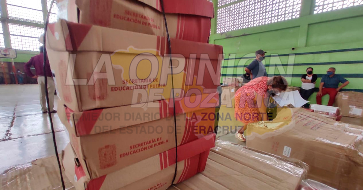 Entregan más de 3 mil pares de zapatos a estudiantes poblanos